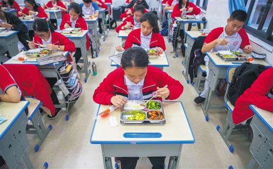 近日，北京师范大学海口附属学校的学生在教室用餐。为了做好开学复课后的防疫工作，该校安排初三、高三年级的学生在教室分开用餐。海报集团全媒体中心记者 刘洋 摄