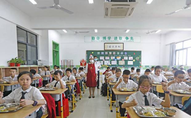 海南“无声食堂”：学生吃饭禁言 打手势加餐