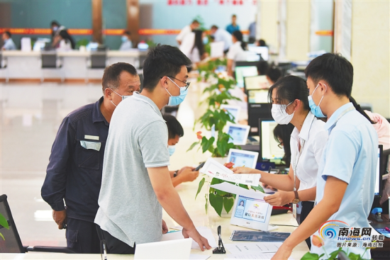 五月六日，万宁市行政审批局，工作人员为前来办理业务的市民耐心解答问题。 海南日报记者 袁琛 摄