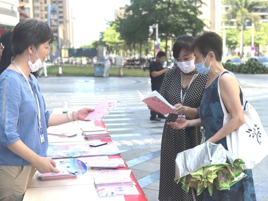 宣传人员向市民讲解化妆品消费常识