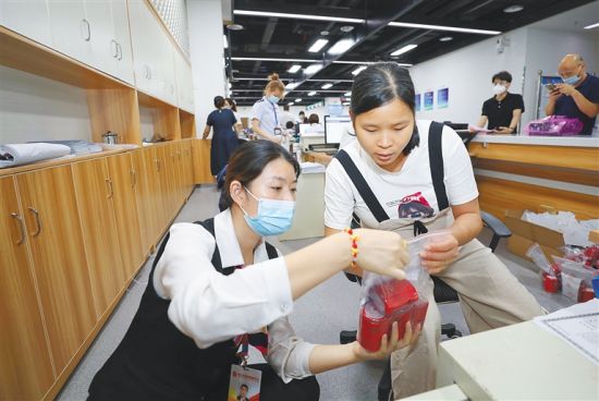 在海口市政府服务中心，海口市场监管局的工作人员正在清点印章。方山 摄