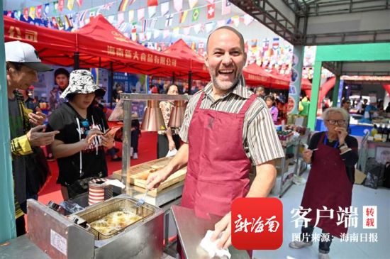 在2019年(第五届)海南国际旅游美食博览会上，来自意大利的参展嘉宾喜笑颜开。乐凯 摄