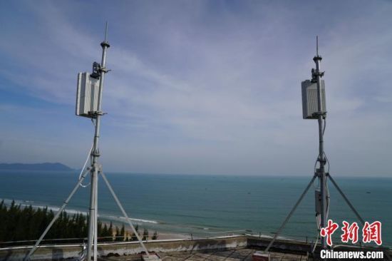 位于陵水县清水湾一处楼顶上的5G基站。远处海面上即是“海洋牧场”的养殖网箱。　记者王晓斌 摄