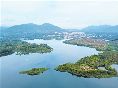 三亚的重要水源地之一——赤田水库。（航拍）三亚日报记者 李学仕 摄