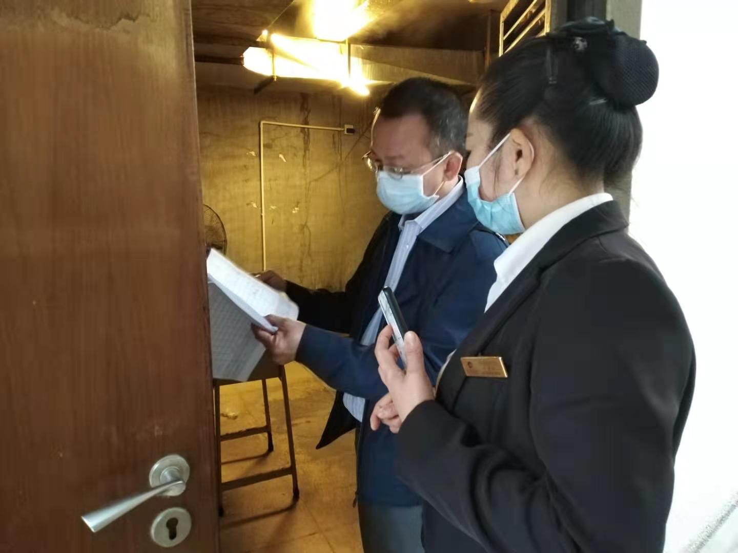 执法人员检查酒店电梯运行情况.jpg