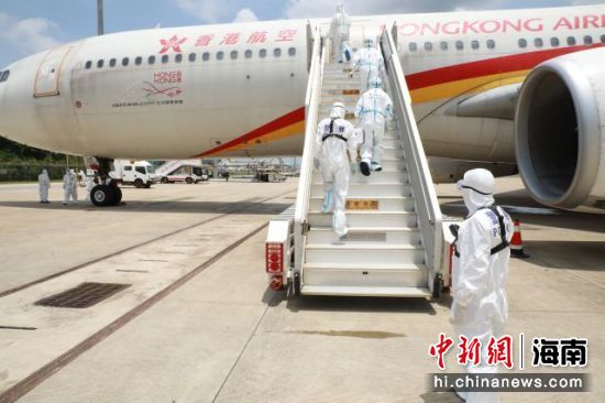 美兰边检站民警为入境航班提供主动靠前服务，优化便利通关流程。李柳清 摄