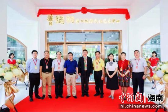 曹继桐海口烘焙文化艺术中心揭牌。海口旅游职业学校供图