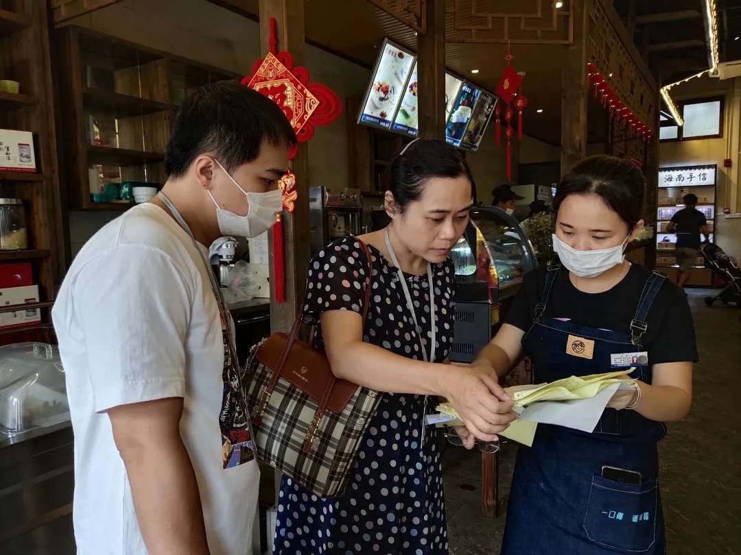 海口市市场监管局龙华分局中山所工作人员坚守岗位，加强餐饮单位安全监管。