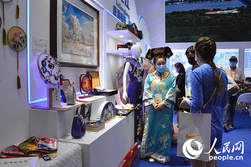 黑龙江馆展示的服饰和工艺品。人民网记者 杜燕飞摄