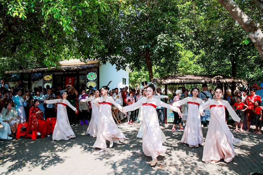 活动现场上演一场荔枝快闪《丽人行》，倾情演绎梦回大唐。澄迈旅文局供图