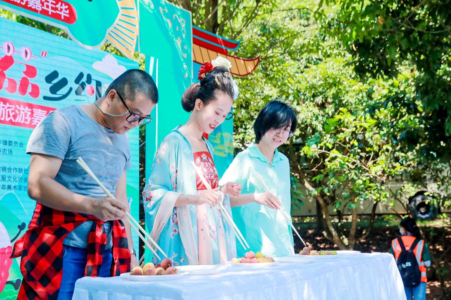 现场设有荔枝趣味游戏，市民游客积极参与赢取荔枝礼品。澄迈旅文局供图