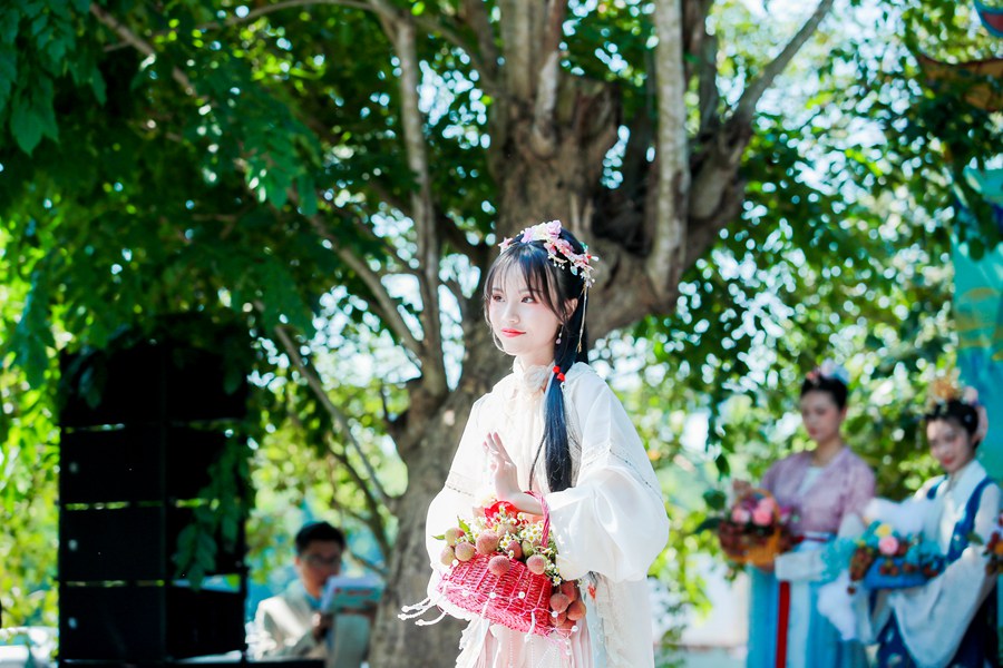 海南澄迈，国潮演员身着汉服款款走来，向大家展示澄迈大丰荔枝。澄迈旅文局供图