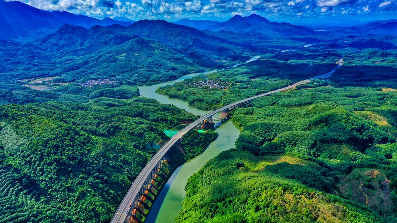 绿水青山间的海南高速。（海南省交通运输厅供图）