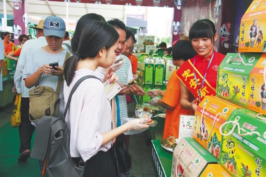 今年端午节期间，定安粽子吸引众多顾客前来品尝购买。(定安县融媒体中心供图)