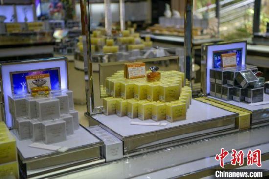 香草兰香水(图左一、左二)。　骆云飞 摄
