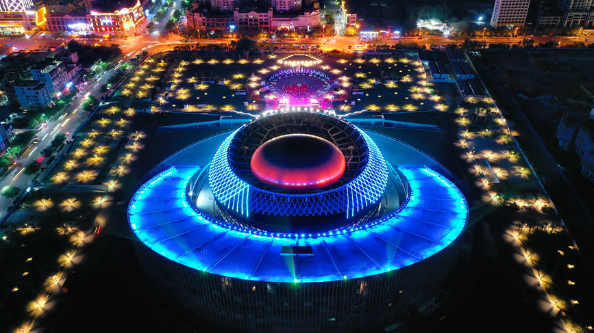 夜晚的灯光似乎为文化广场注入了鲜活的“灵气”，吸引群众流连忘返。蔡铨明摄