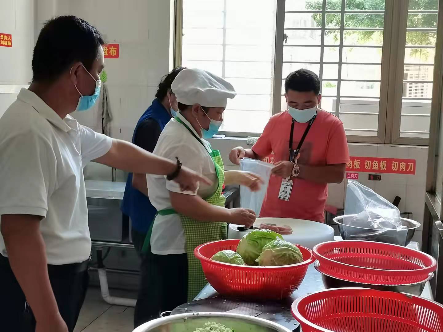 工作人员对学校食堂采购的猪肉进行抽检.jpg