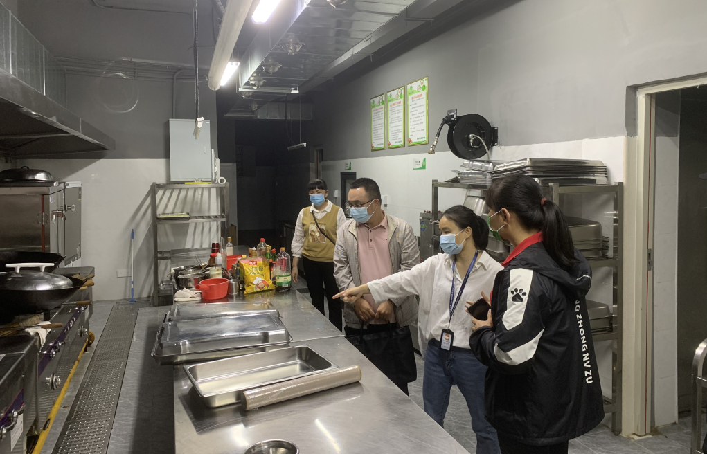 琼中县市场监管局对琼中女足管理中心食堂开展食品安全检查工作
