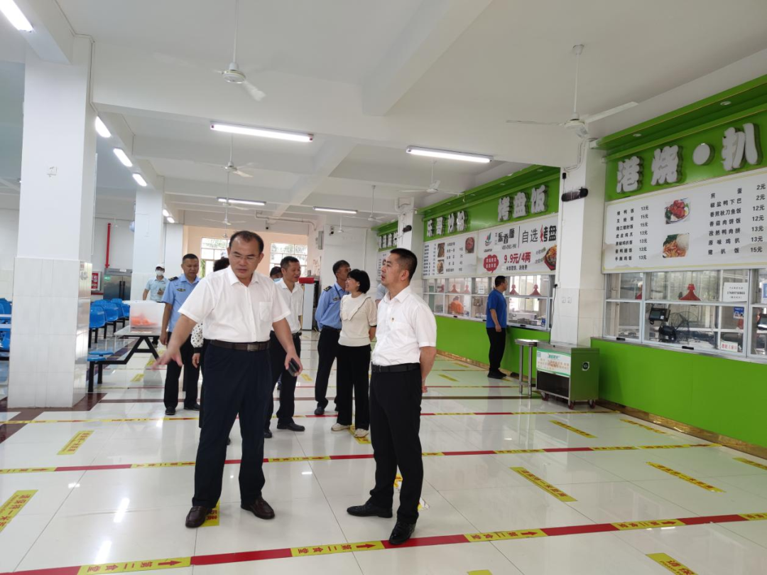 张磊到海南省工业学校开展食品安全“两个责任”工作督导