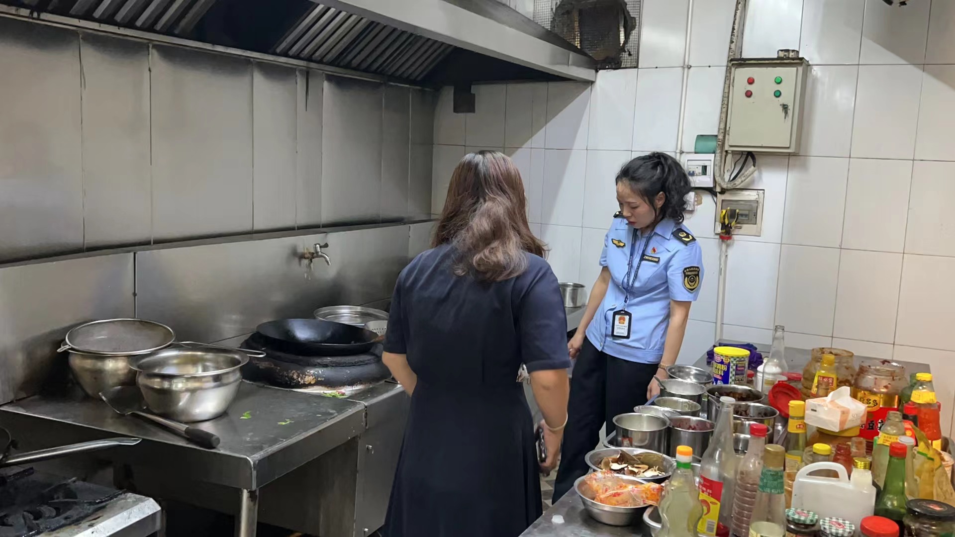 巩卫小组检查餐饮单位.jpg