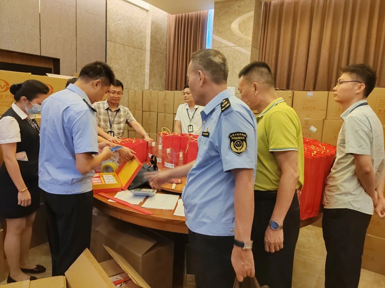 海南省市场监督管理局现场督导商品过度包装专项治理