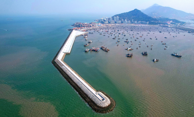 连岛中心渔港防波堤及码头工程竣工