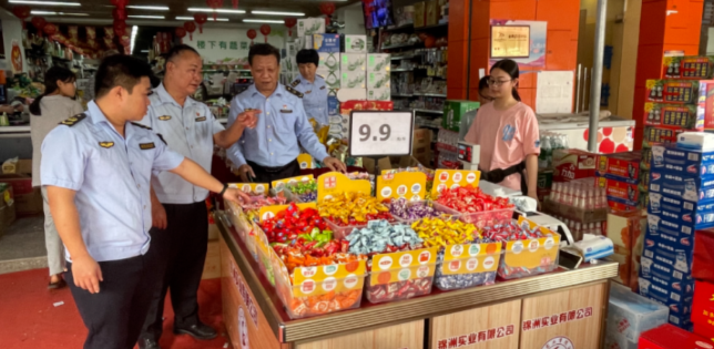 年货街中的市场监管人——乐东市场监管局全力保障春节前食品安全监管