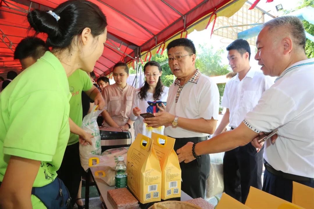 儋州和庆镇举办消费扶贫大集市活动