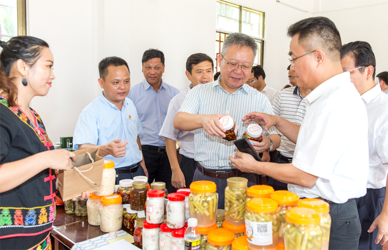 沈晓明在琼中黎族苗族自治县调研时要求 持续保护好海南的“绿肺”和“三江源”