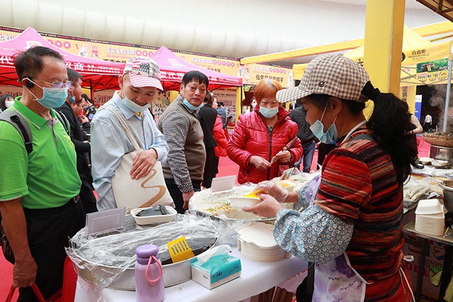 冬交会的美食大集市 儋州美食味美价廉受欢迎