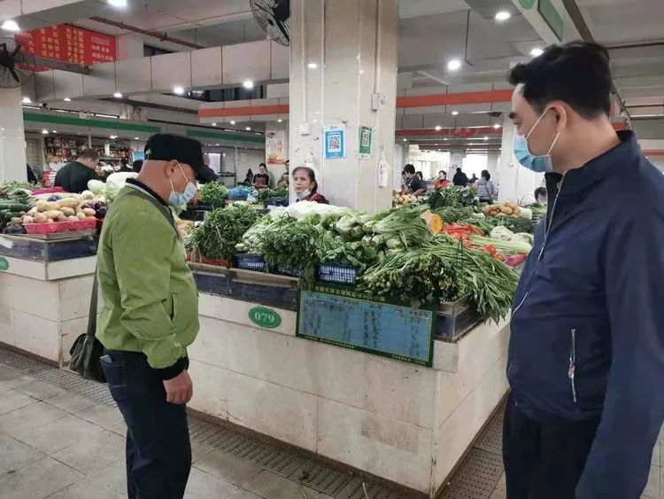 海口市场监管局美兰分局检查辖区17个农贸市场的蔬菜、猪肉价格