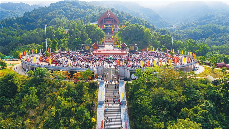 五指山千人共祭袍隆扣