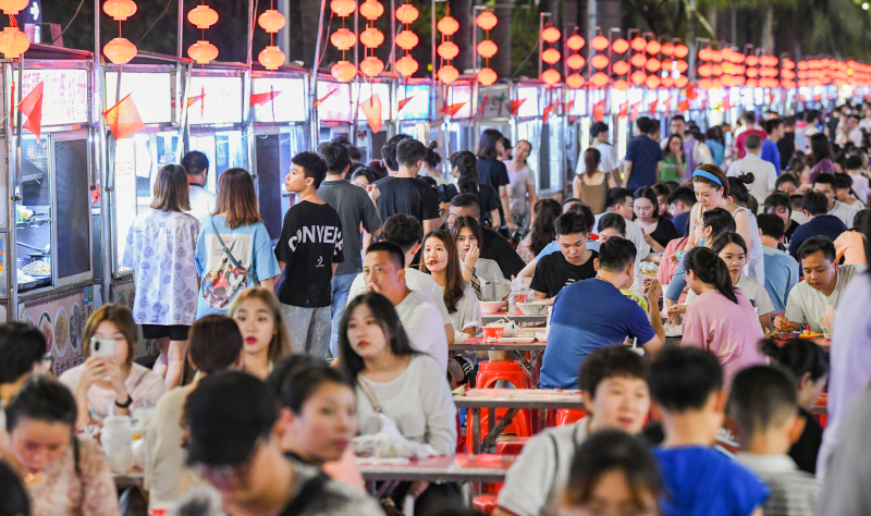 海口夜市满满“人从众”最美“烟火气”