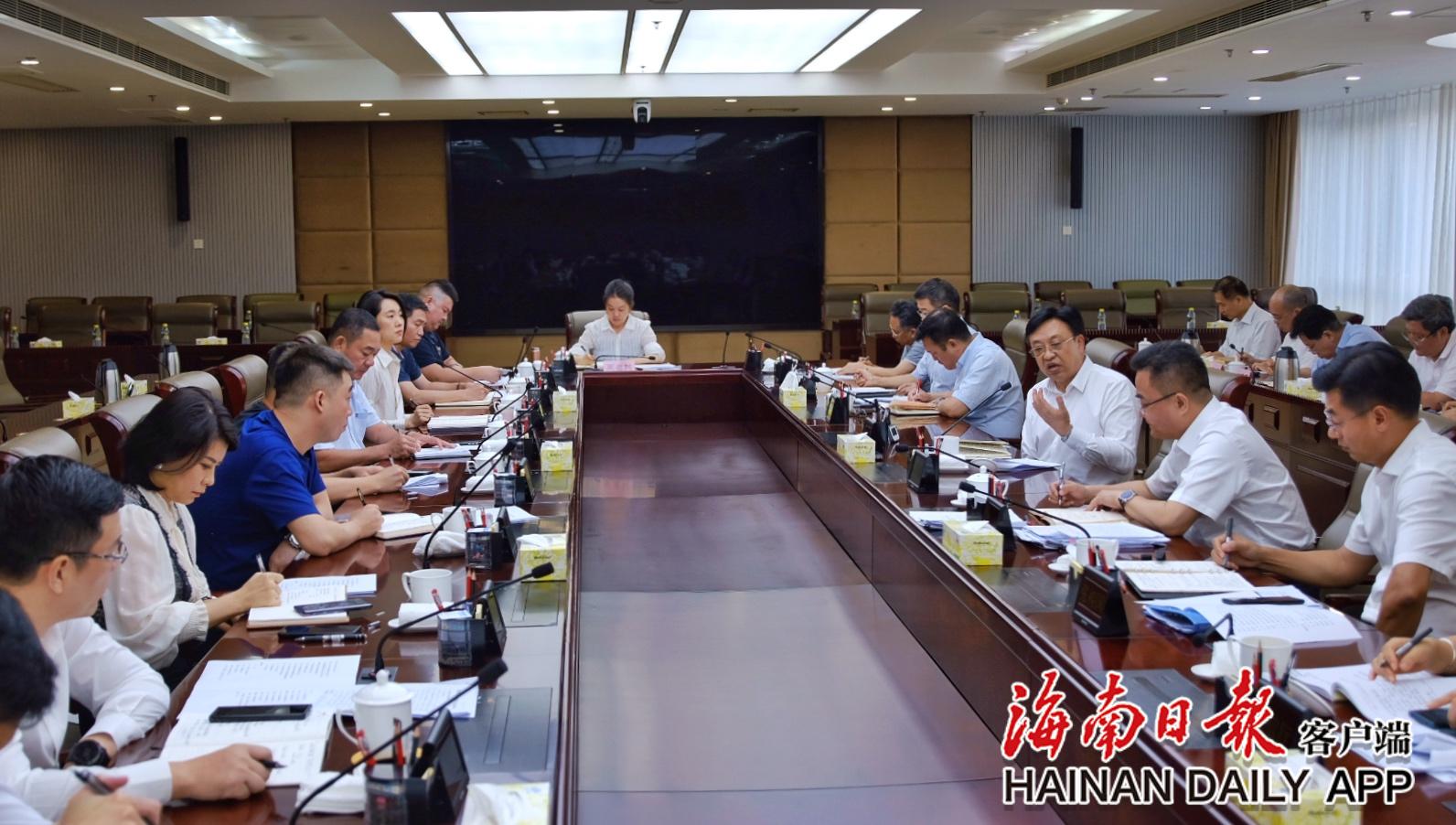 冯飞主持召开中小微企业座谈会