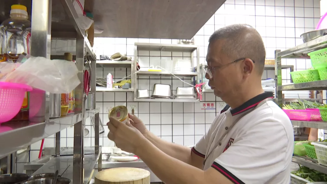  海口市场监管人带你“探店”这家餐厅后厨