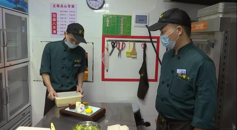 海口龙华分局城西监管所走进餐饮店开展日常食品安全巡查工作