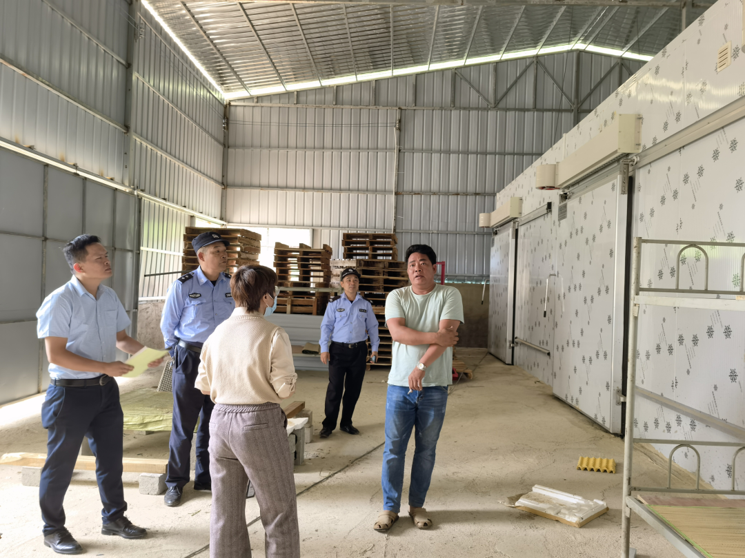 琼中县市场监督管理局湾岭市监所联合派出所开展冷库及冷链食品安全专项检查行动