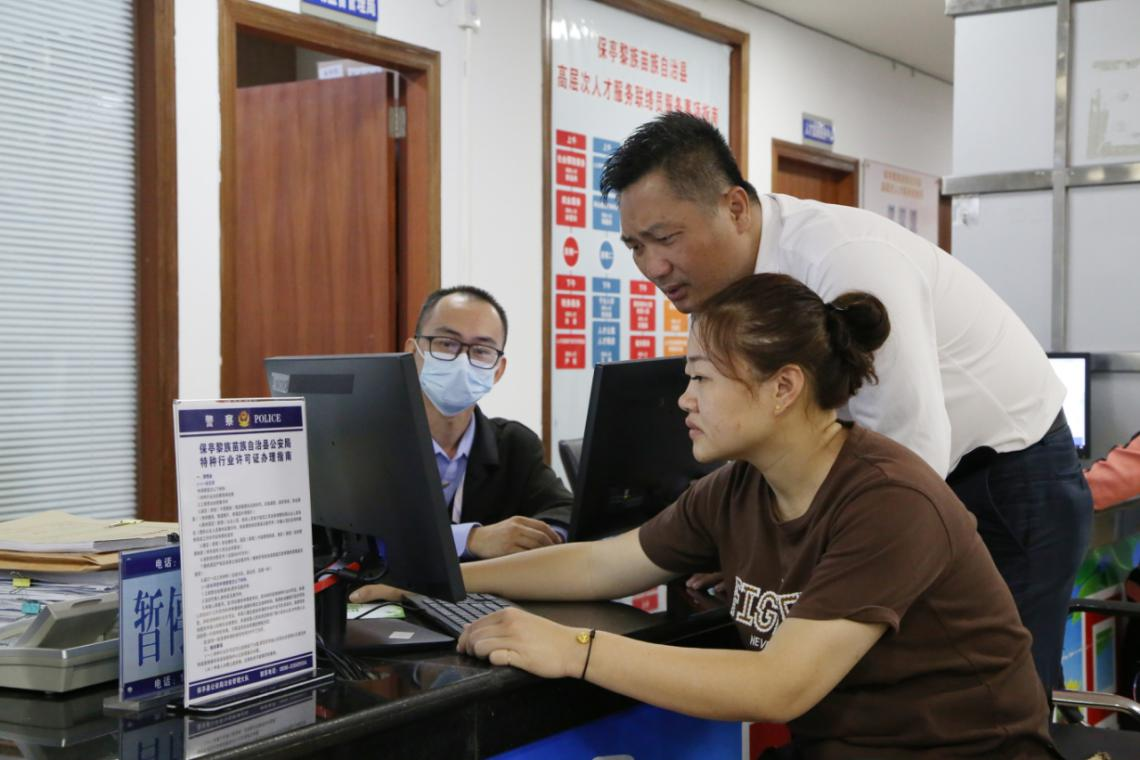 享体验 促提升 保亭县市场监管局开展“厅局长走流程”活动 