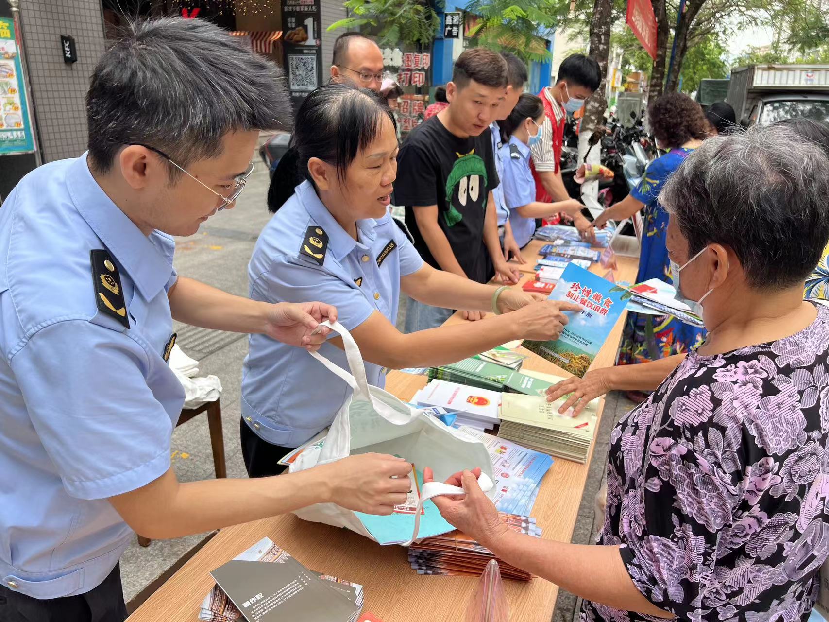 海南保亭开展“反食品浪费”进社区进农村活动