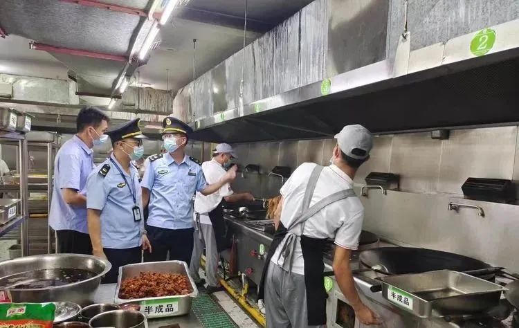 琼海市综合行政执法局“护航高考”开展高考前校园食品安全检查工作