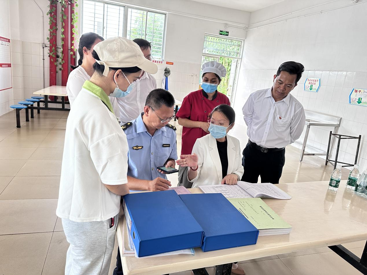 海南保亭县长王惠仙开展秋季校园食品安全调研指导工作