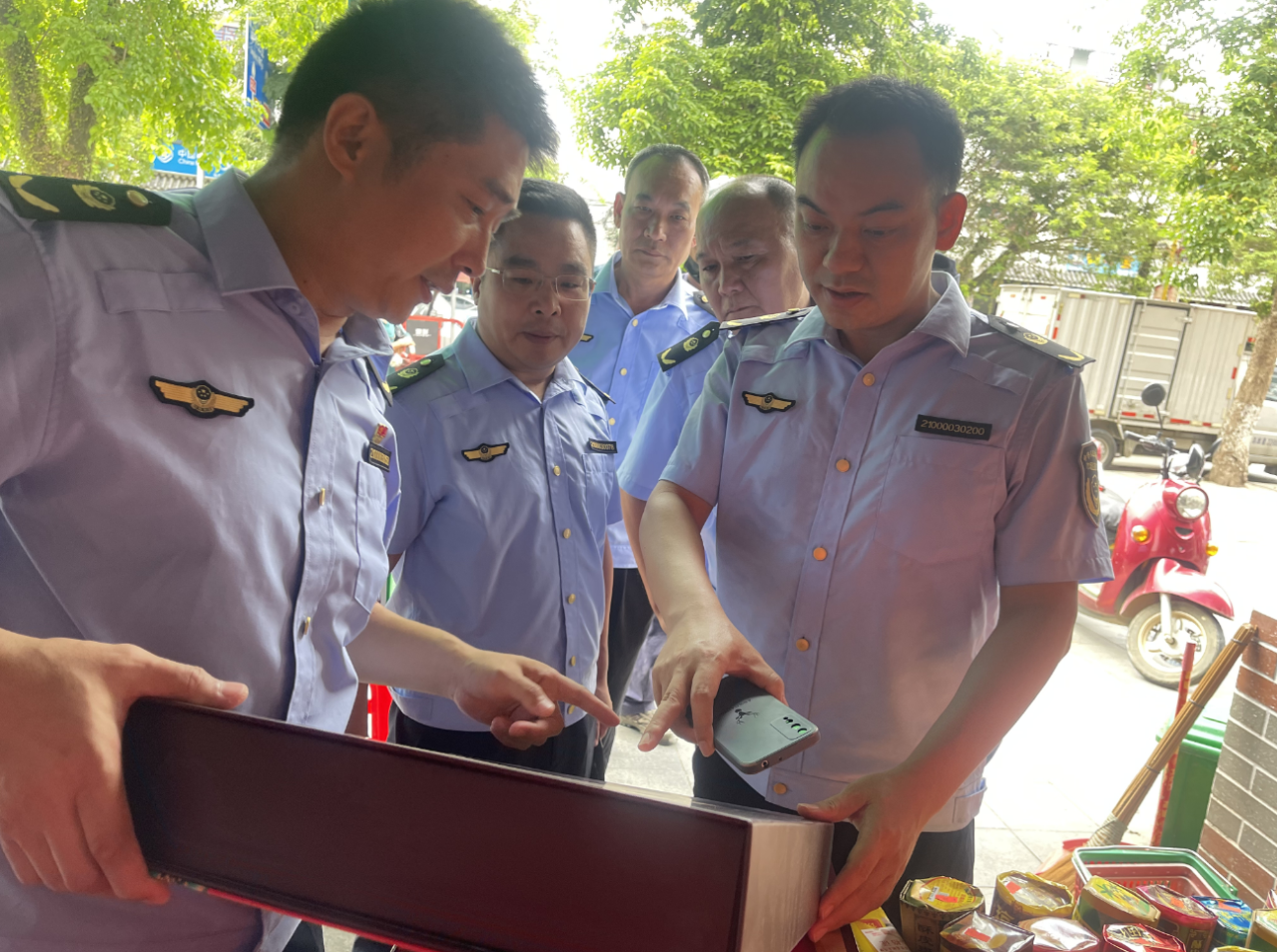 海南省市场监管局商品过度包装第二督导组到琼中县开展商品过度包装专项治理督导检查工作