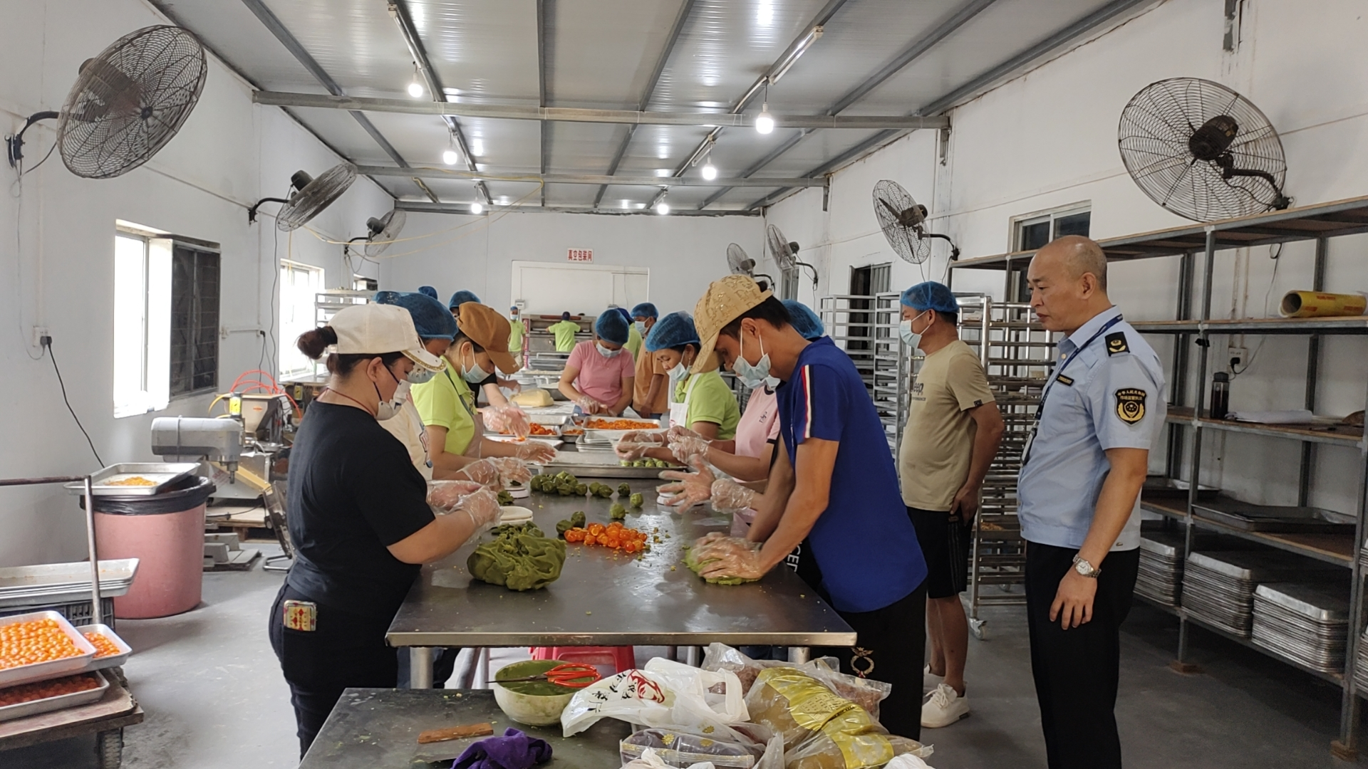 守护中秋“团圆味” 丨 定安县市场监管局开展月饼专项检查