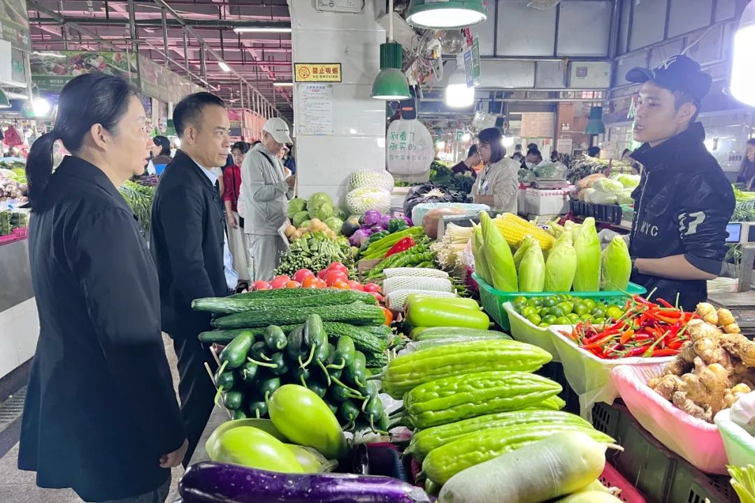 元旦将至 市场监管局到新鸿港批发市场开展明查暗访