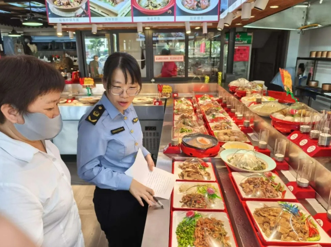 文昌市市场监管局开展餐饮环节原料和加工制作方式公开 食品添加剂减量以及自觉抵制非法添加非食用物质承诺活动