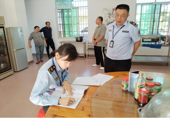 保亭县市场监管局开展集中用餐单位食品安全排查整治工作