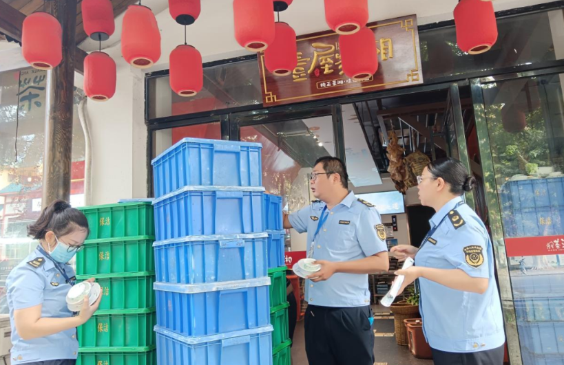 保亭县市场监管局开展“五一”节前食品安全检查  全力守护群众“舌尖上的安全”