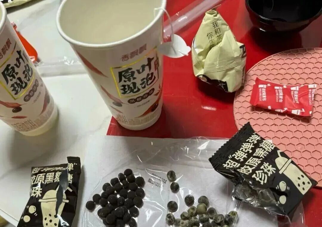 香飘飘奶茶珍珠保质期内发霉变绿，商家回应