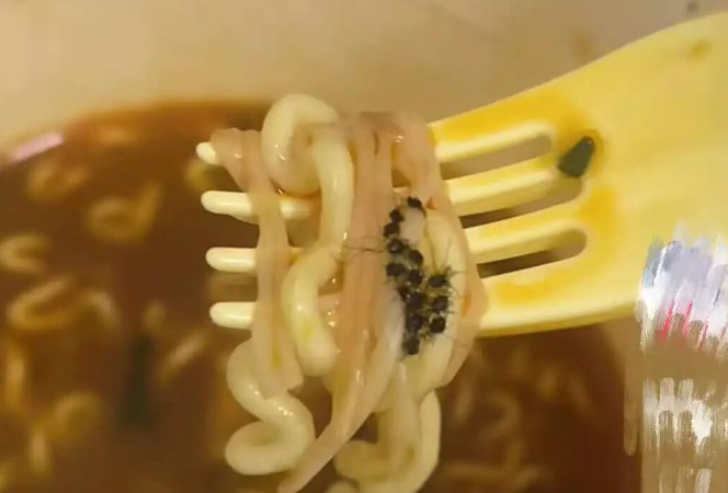 今麦郎方便面吃出虫卵?公司:正在跟进,按经验不是,曾有情况是烧焦面头,不影响食用