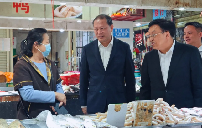 冯飞在海口暗访检查安全生产和市场供应工作